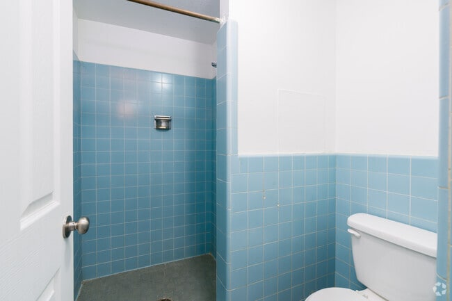 2BR, 1BA - 760SF - Bathroom - Two Bedroom Apartments