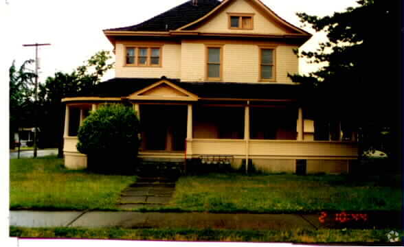 Building Photo - 143 4th Ave NW