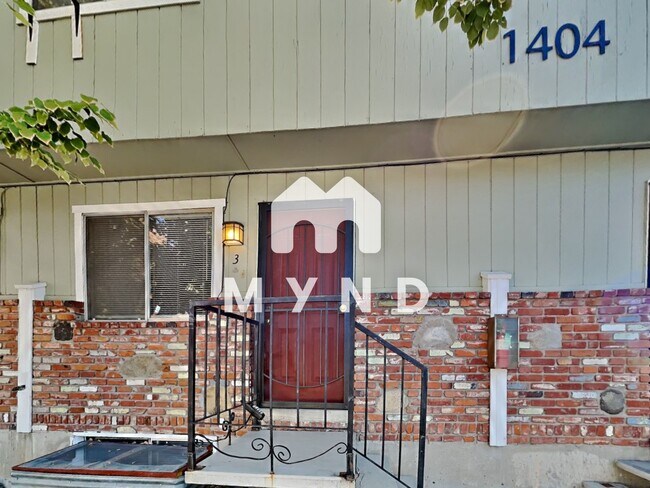 Building Photo - 1404 E 9th St Unit 3