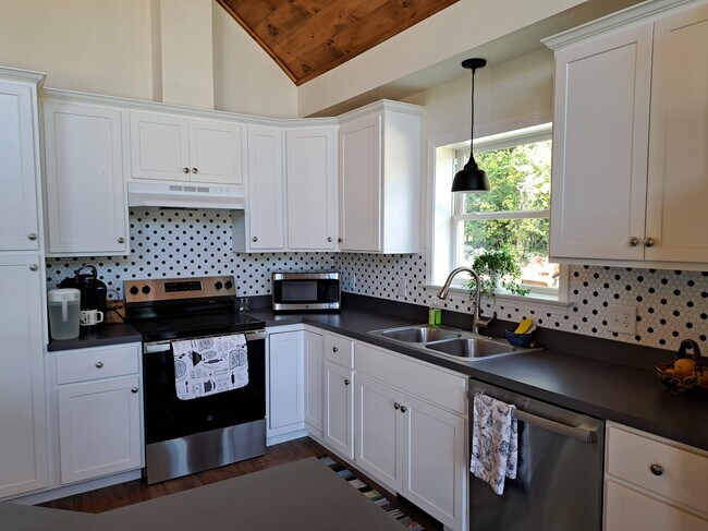 Foto del edificio - 134 Pickle Hill Rd