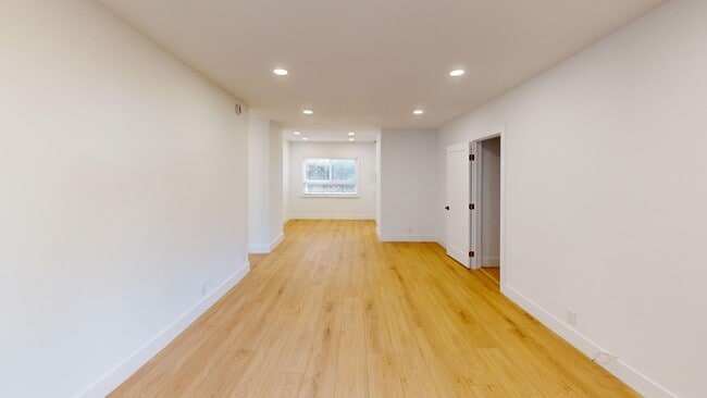 Interior Photo - 943 N Gardner St