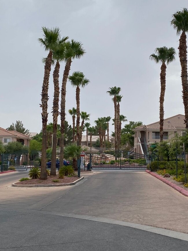 Foto del edificio - 10525 Autumn Pine Ave