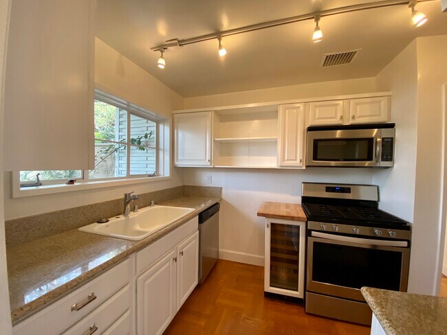 Building Photo - 5589 Village Grn