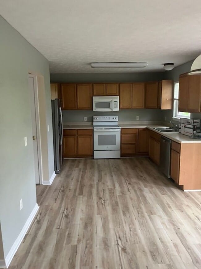 Building Photo - Spacious 4 Bed, 2.5 Bath Home in Woodgate