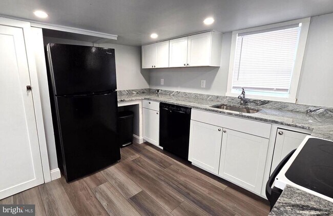 Foto del edificio - 215 Cowpath Rd