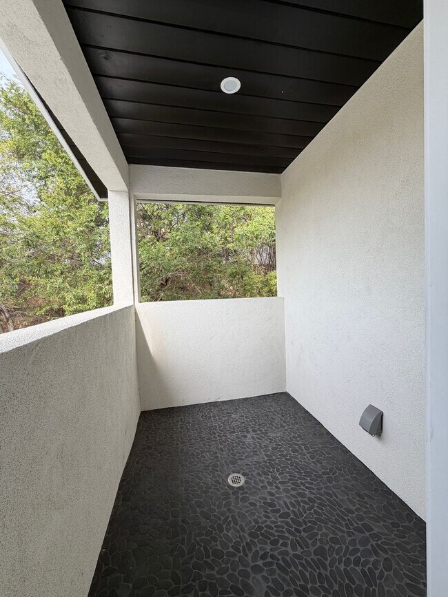 Foto del edificio - 11705 Woodley Ave
