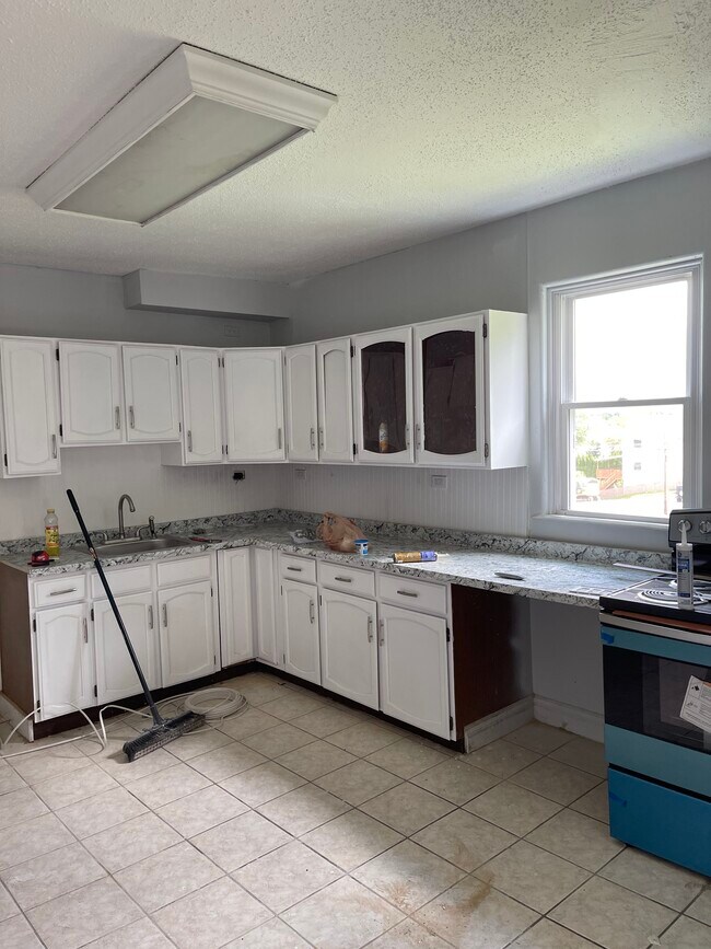 Kitchen - 1811 Cedar Ave
