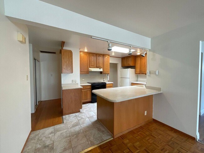 Building Photo - 1049 Via Enrico, San Lorenzo, CA 94580