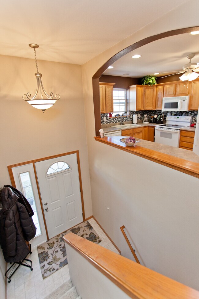 Building Photo - 1550 Deerfield Dr