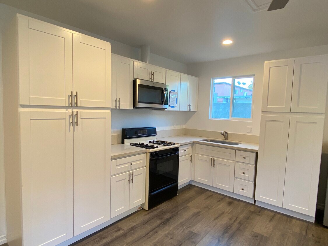 Beautiful new modern kitchen with pantry - 6756 Tyrone Ave