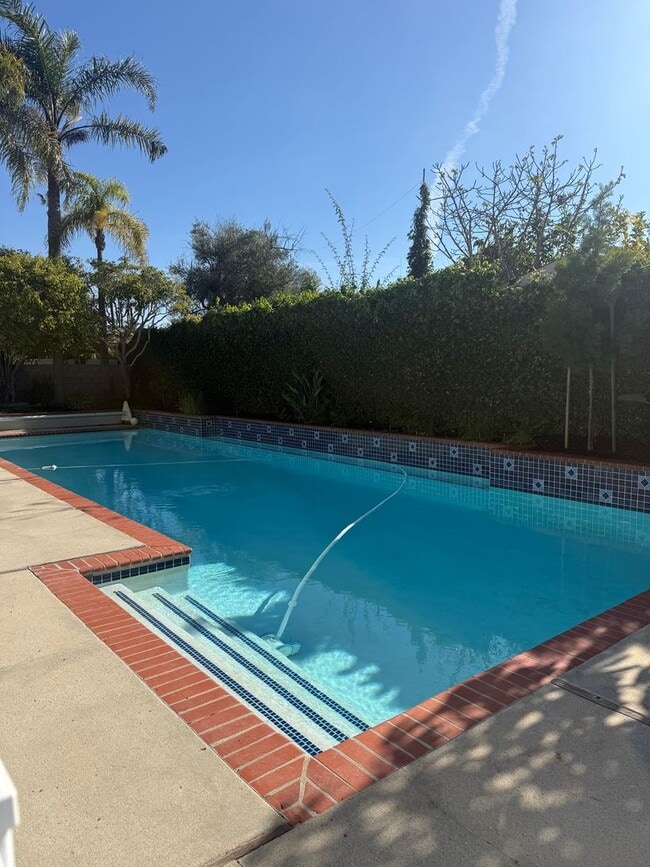 Foto del edificio - Spacious End-of-Culdesac 4-bed, 2.5-bath Home with Private Sparkling Pool & Spa