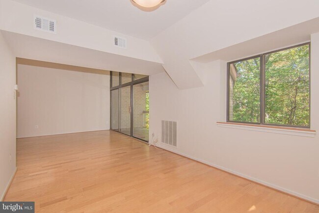 Foto del edificio - 1665 Parkcrest Cir