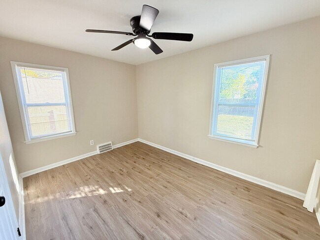 Foto del edificio - This beautifully updated 3-bedroom, 1-bath...