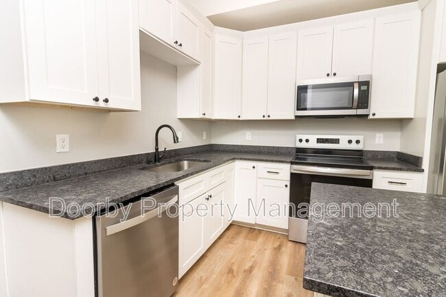 Building Photo - 905 W 39th St