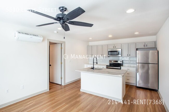 Building Photo - Welcome to Ross & Matilda, the perfect pla...