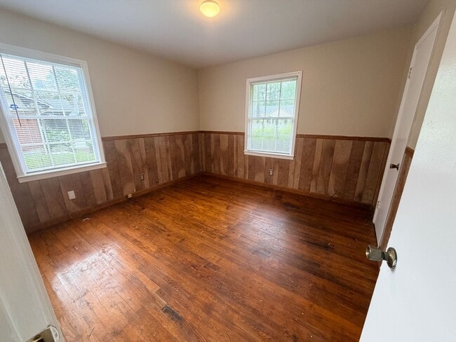 Building Photo - 817 Woodlawn Dr
