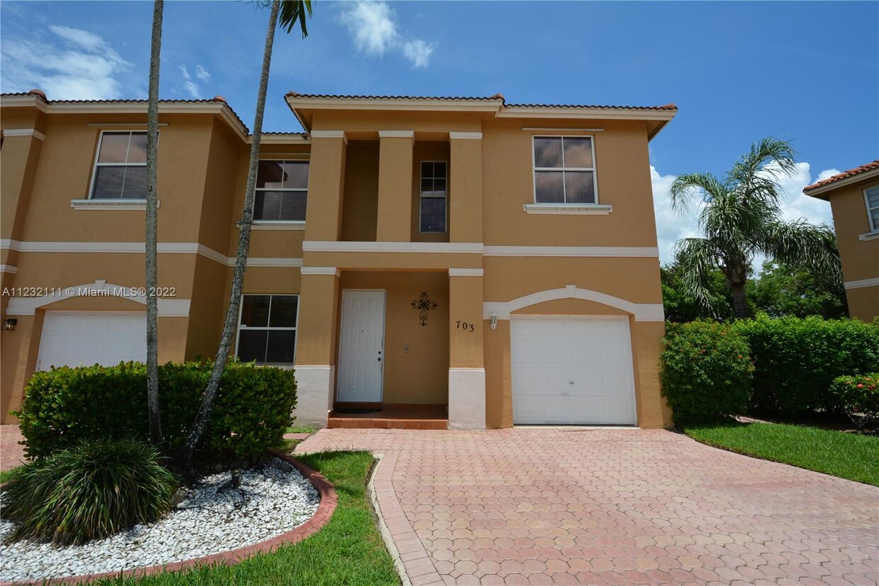 Foto principal - 703 NW 135th Ave