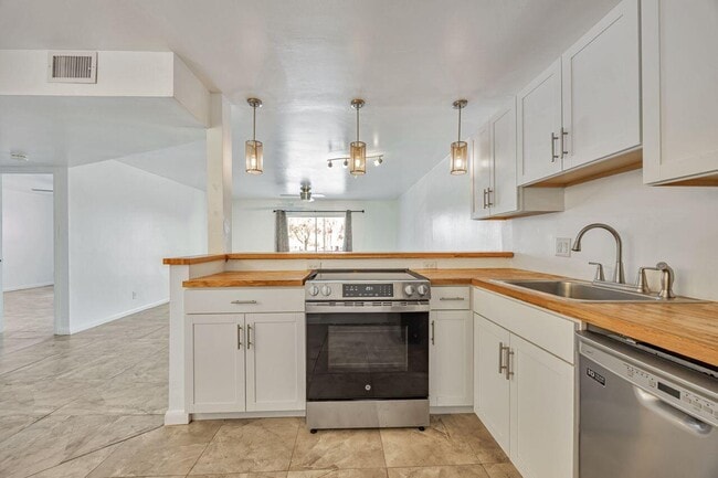Building Photo - 22605 SW 66th Ave