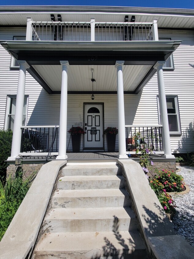 Primary Photo - 107 Munroe St