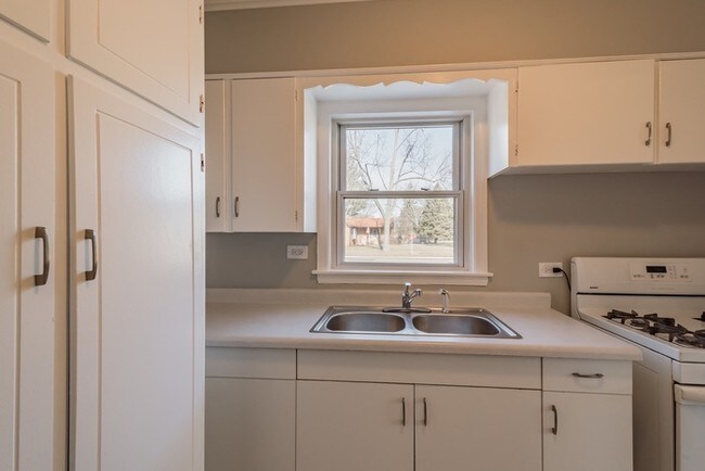 Building Photo - 808 S Harvard Villa Park 60181