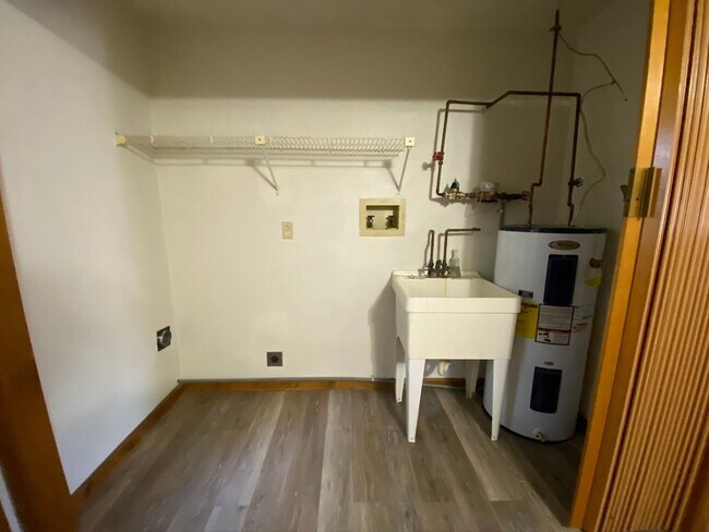Foto del edificio - Lovely 2 Bedroom Townhouse with Private Pa...