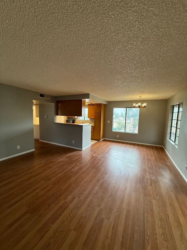 Building Photo - Spacious 1 Bedroom, 1 Bathroom Condominium...