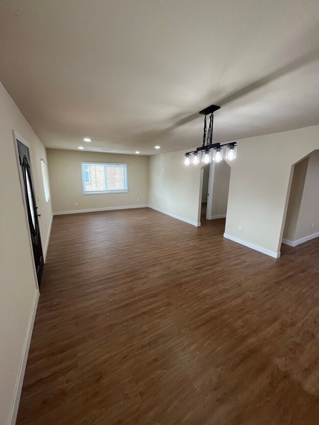 Building Photo - Spacious 4-Bedroom, 2-Bath Home in Los Ang...