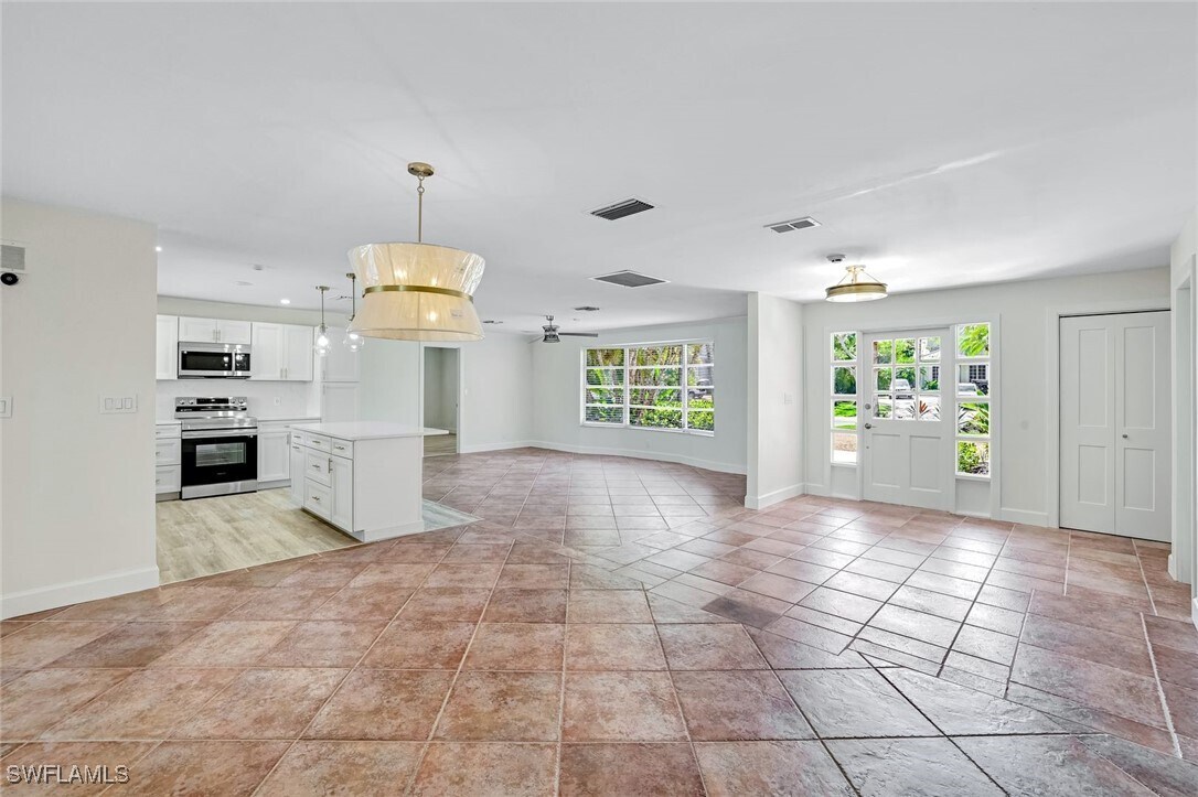 Primary Photo - 135 7th Ave N