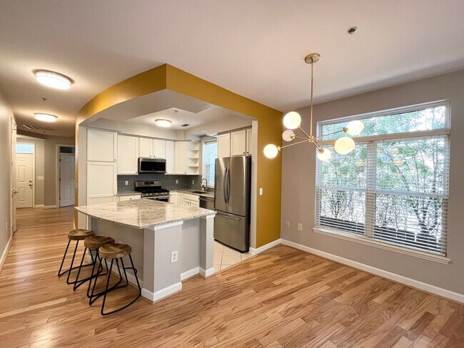 Foto del edificio - Spacious 2BD, 2BA Condo in a Prime Locatio...