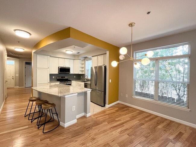 Building Photo - Spacious 2BD, 2BA Condo in a Prime Locatio...