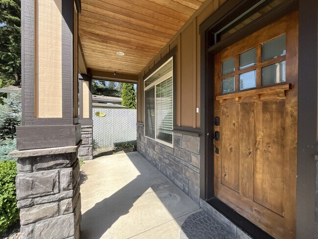 Foto del edificio - Beautifully Designed Home with Dual Living Rooms, Hardwood Flooring & Modern Kitchen