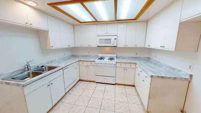 Building Photo - Two Story 3 Bedroom 3 Bathroom Townhome w/...