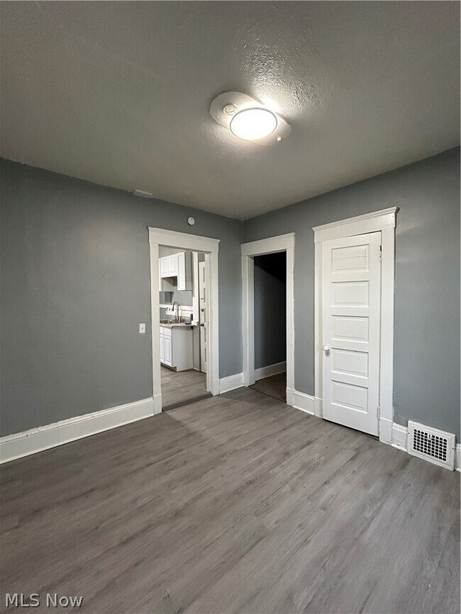 Foto del edificio - 3448 E 69th St