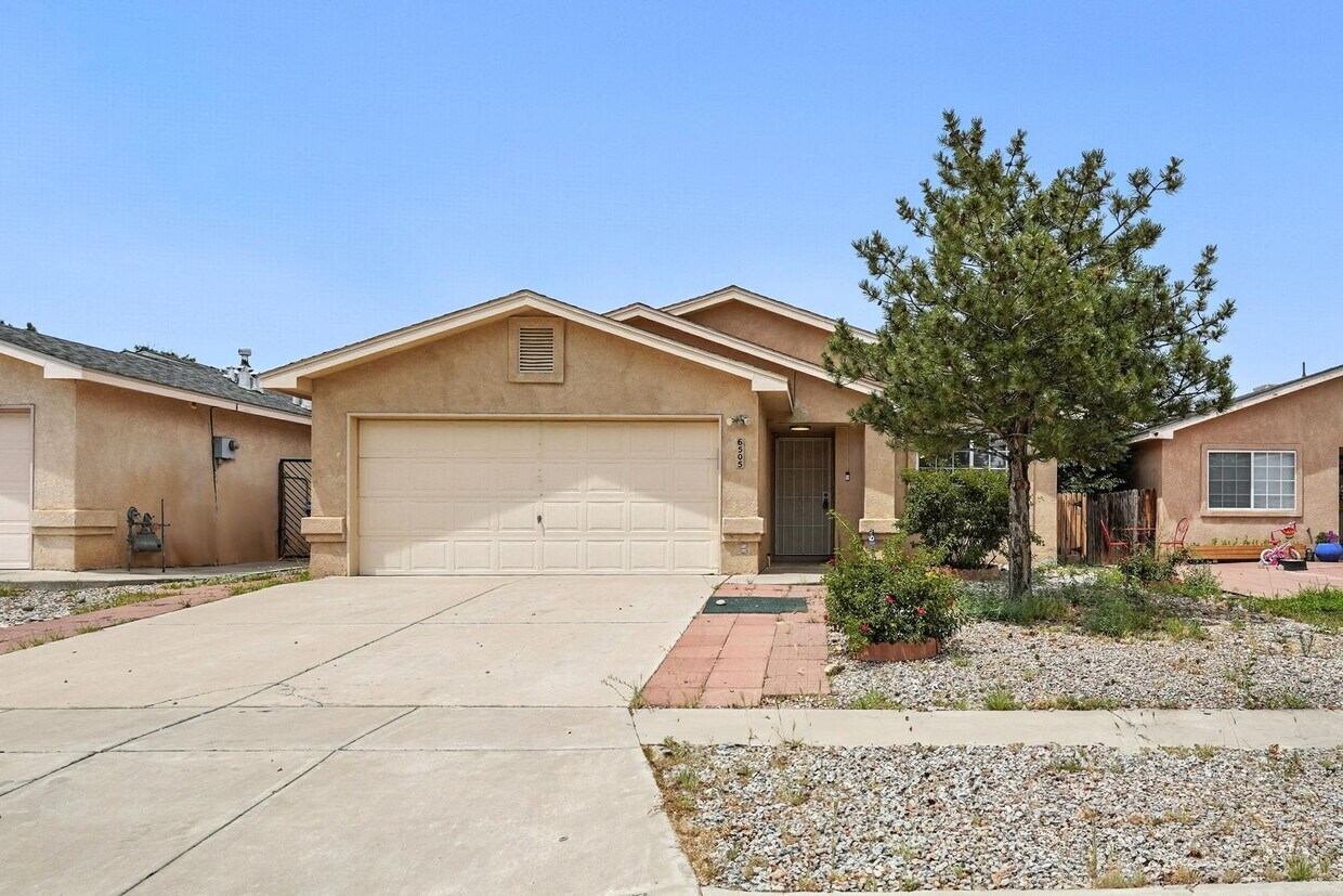Foto principal - For Rent | 3 Bed / 2 Bath | 2 Car Garage |...