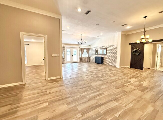 Foto del edificio - 135 Country Club Rd