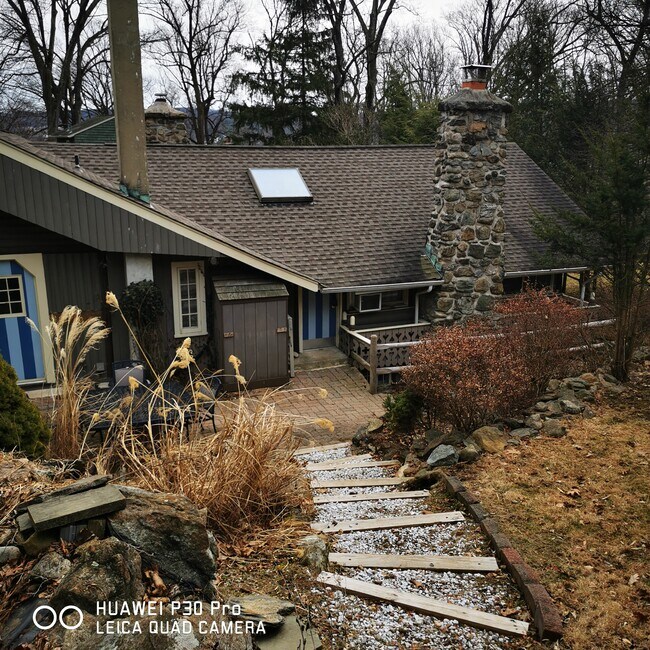 Foto del edificio - 4 Woodbine Ln