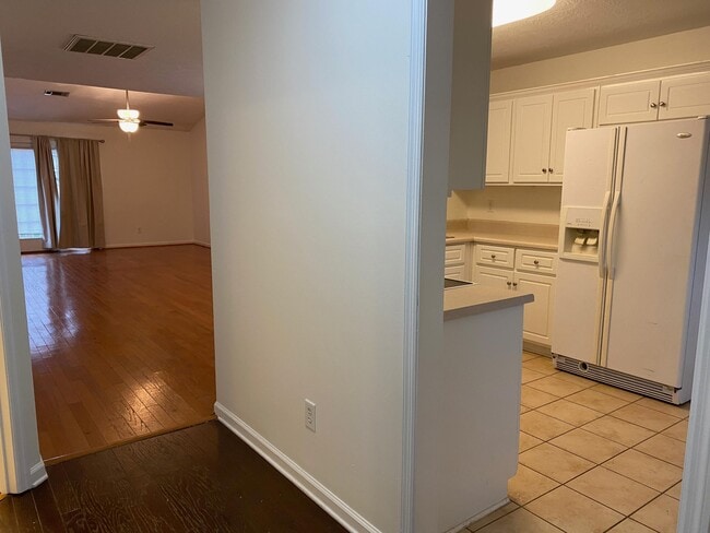 Building Photo - 128 Photinia Dr