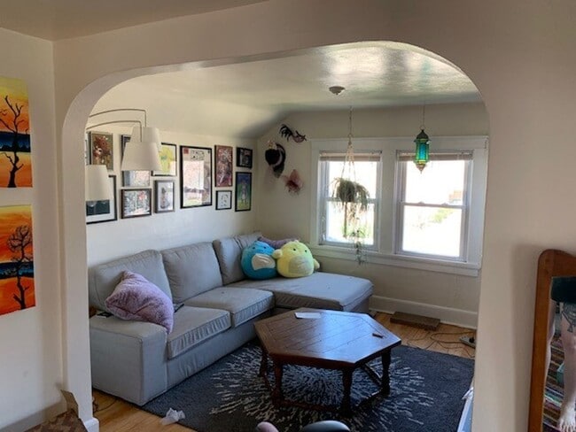 Foto del edificio - 3831 N Frederick Ave