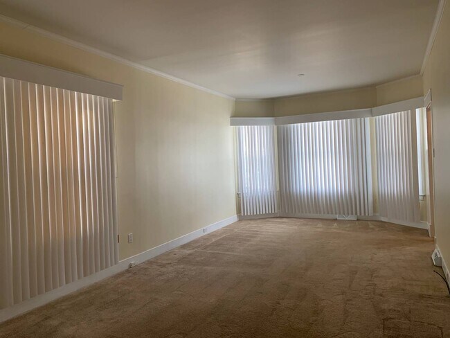 Building Photo - 534 Vischer Ave