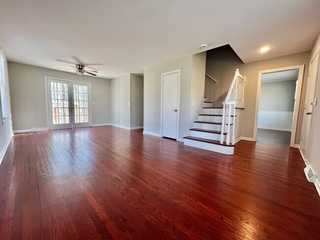 Building Photo - 3 Bed, 2 Bath Home w/ Garage