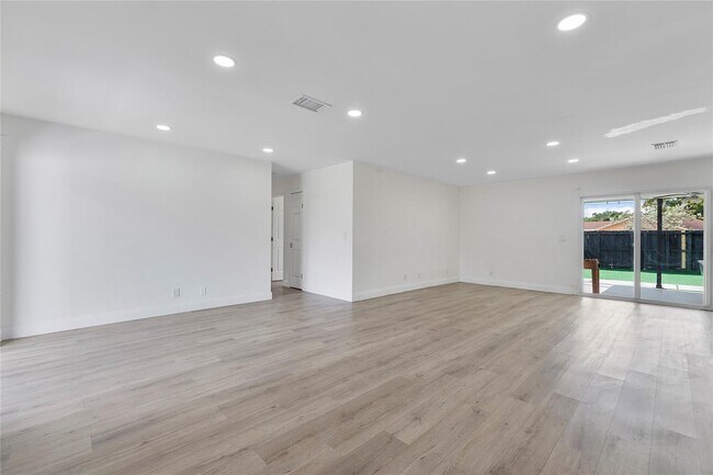 Foto del edificio - 2416 NW 98th Ln