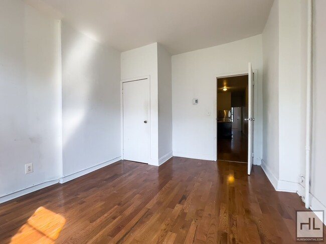 Foto del edificio - TROUTMAN STREET / Spacious Bushwick 2-Bed ...