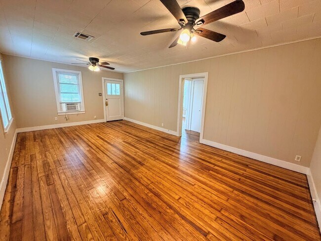 Foto del edificio - Spacious 4BR Downtown Lake Charles Home - Full of Character