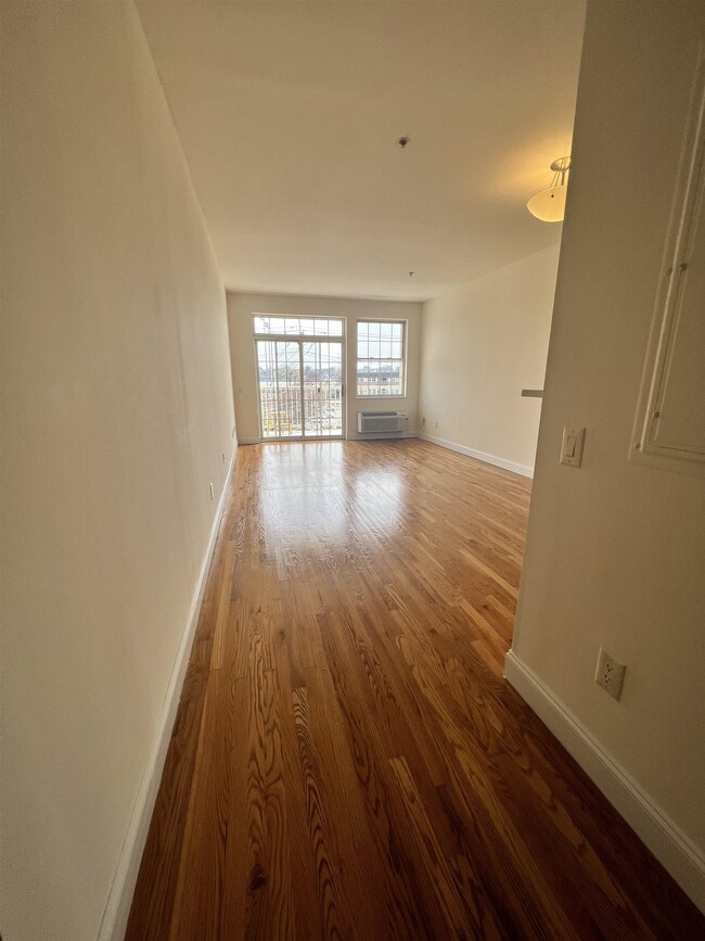 Foto del edificio - 1100 River Rd