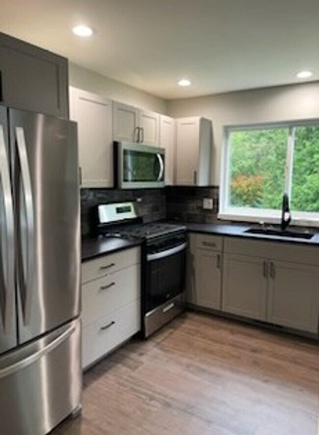 Foto del edificio - Lovely 3 Bedroom Recently Renovated!
