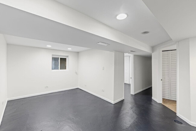 Building Photo - 4537 S Richmond St