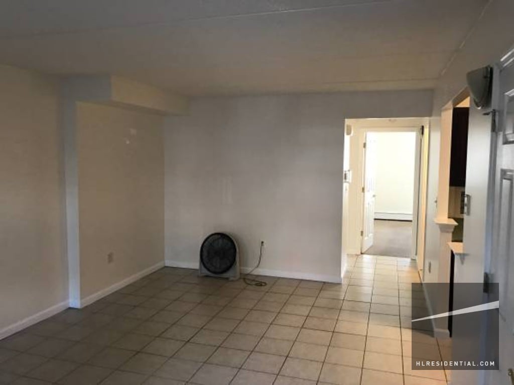 Primary Photo - 221 Eldert St