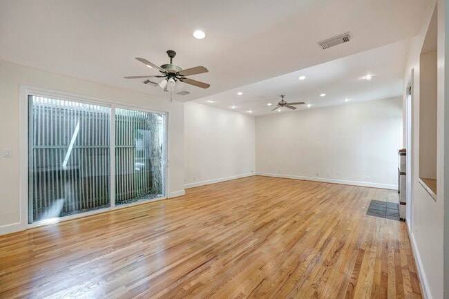 Foto del edificio - 3107 Greenbriar Dr