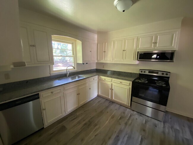 Foto del edificio - Spacious 3 Bedroom House