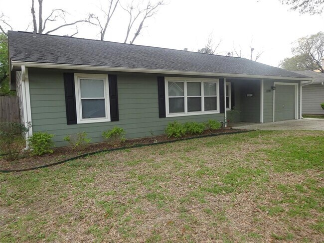 Building Photo - 2231 Saxon Dr